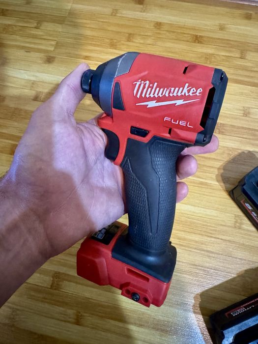 Vand Milwaukee FID2 si acumulatori .