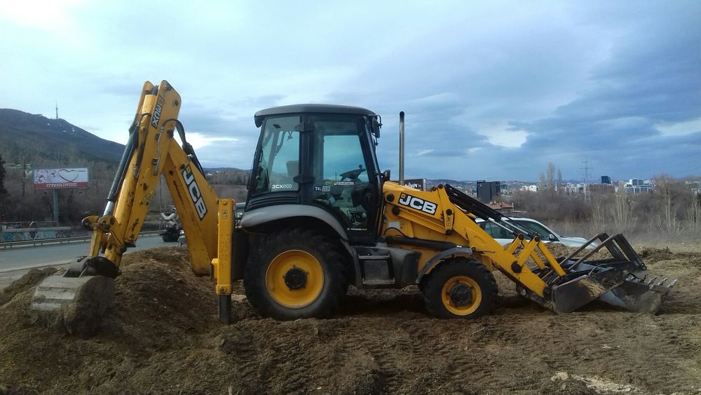 Услуги с комбиниран багер  хидравличен чук и палетни вилици