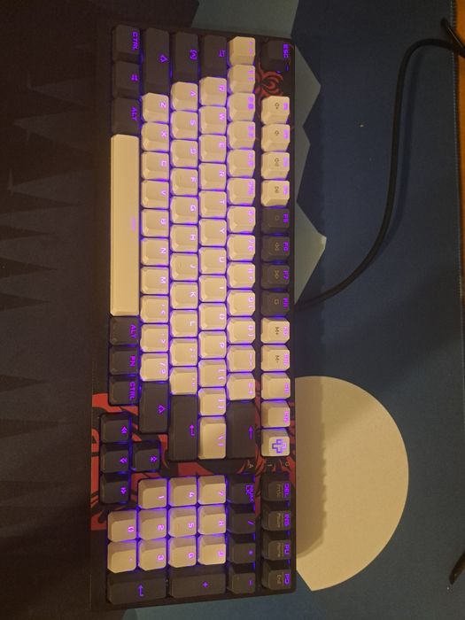 Tastatura cu red switches