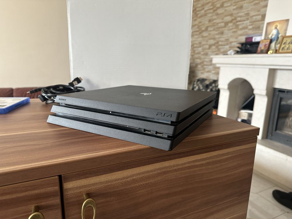 PS4 Pro 1TB + Волан Logitech G29 комплект за геймъри