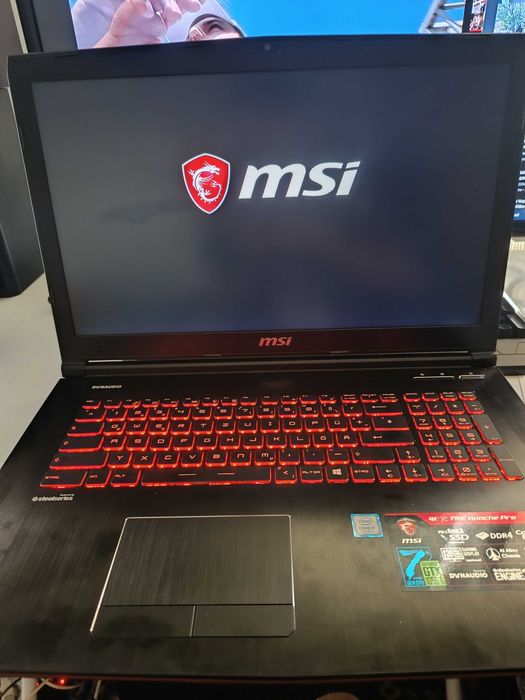 Геймърски лаптоп MSI 120HZ 16 GB 17 инча