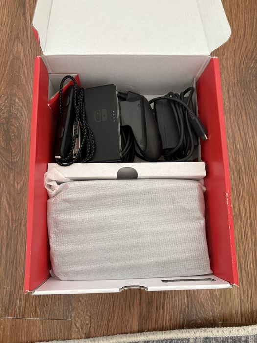 Продавам Nintendo switch oled в отлично състояние