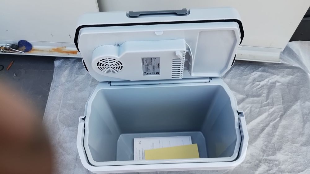 Lada frigorifica 12V și 220 volti