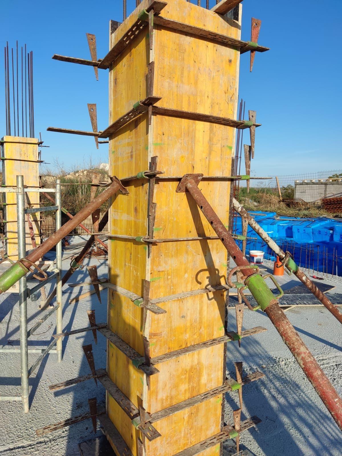 Societate de construcții executam case și blocuri