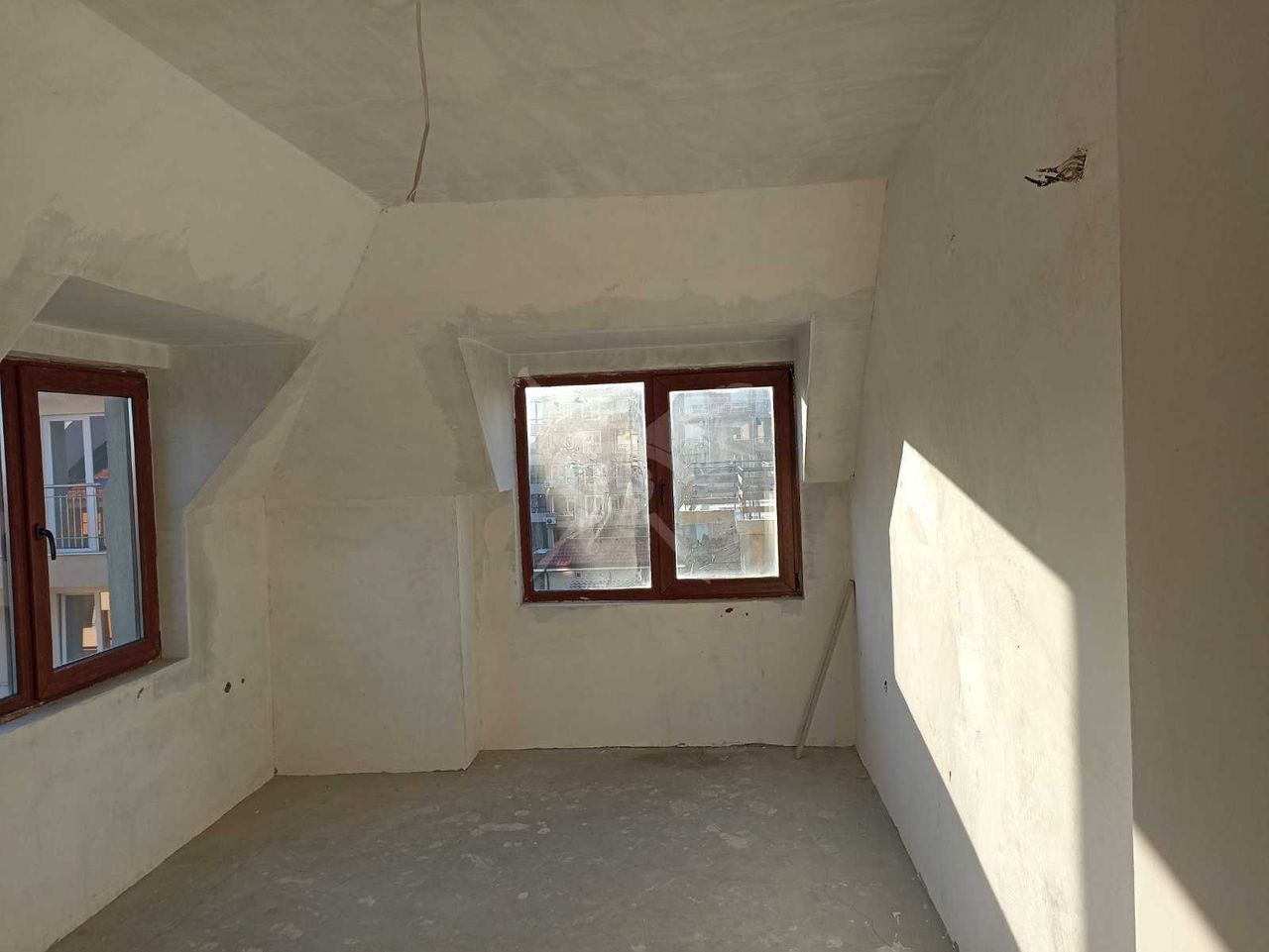 Продава се Тристаен апартамент в Несебър - 91500 кв.м за 1 €/кв.м - Снимка #1