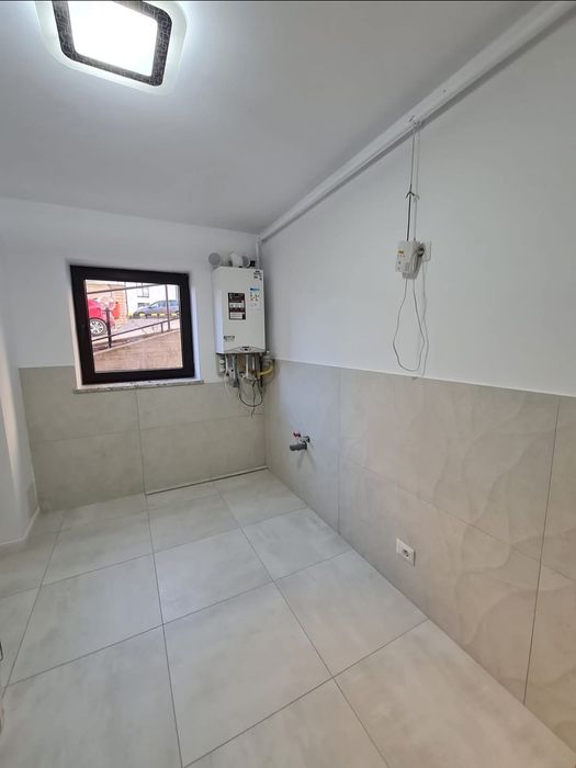 Închiriez spațiu comercial în bloc nou finisat