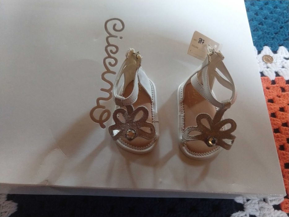 Продавам нови детски елегантни сандали, естествена кожа,15 номер.