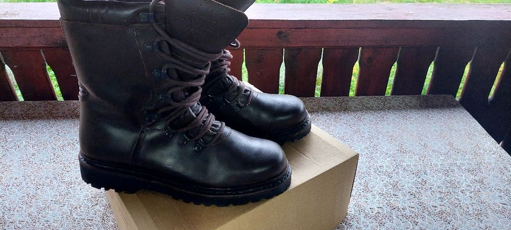 Vând bocanci militari