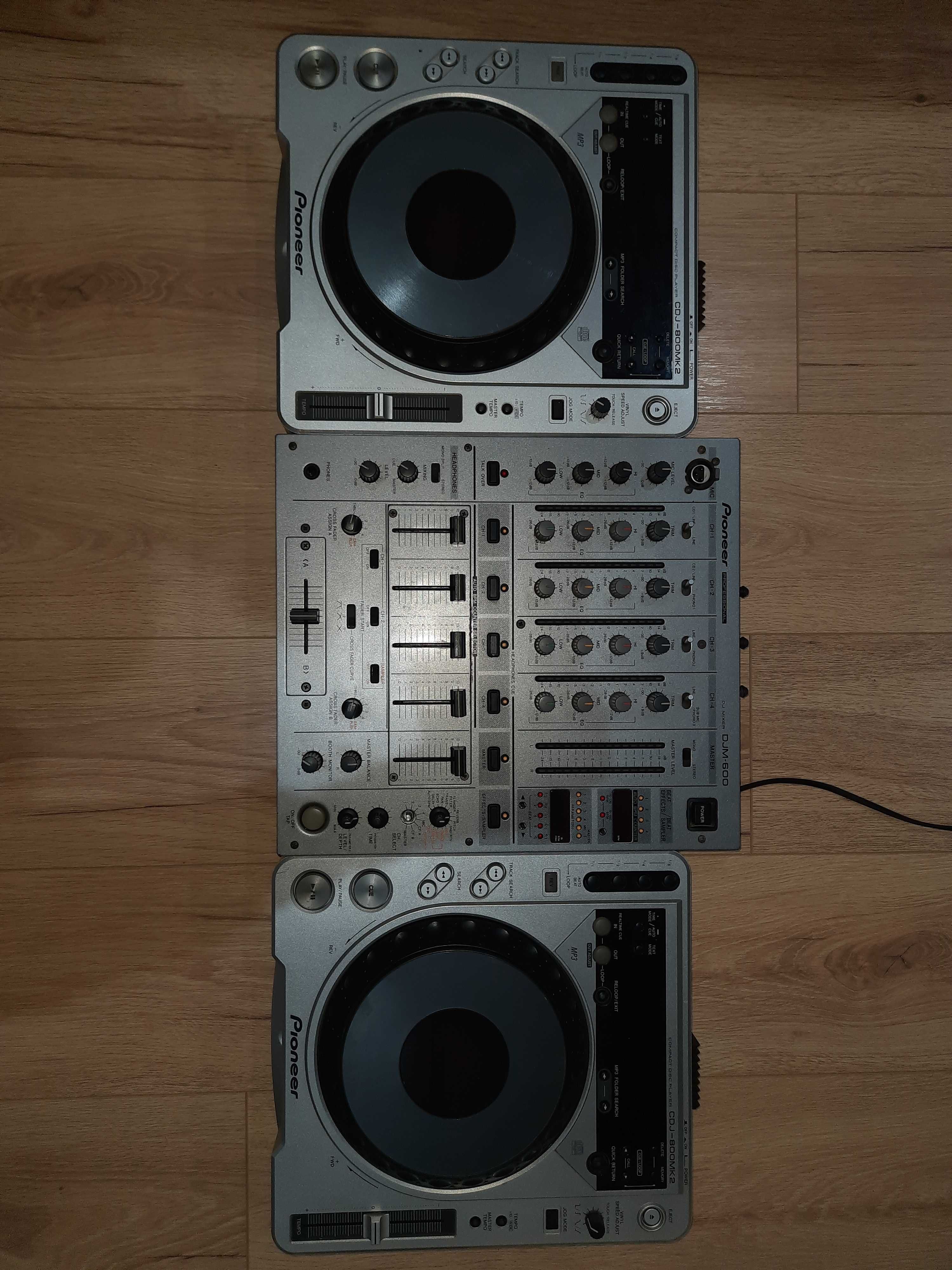 Pioneer CDJ-800MK2 броя + DJ Mixer Pioneer DJM60DJM600