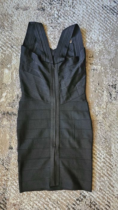 Къса черна рокля