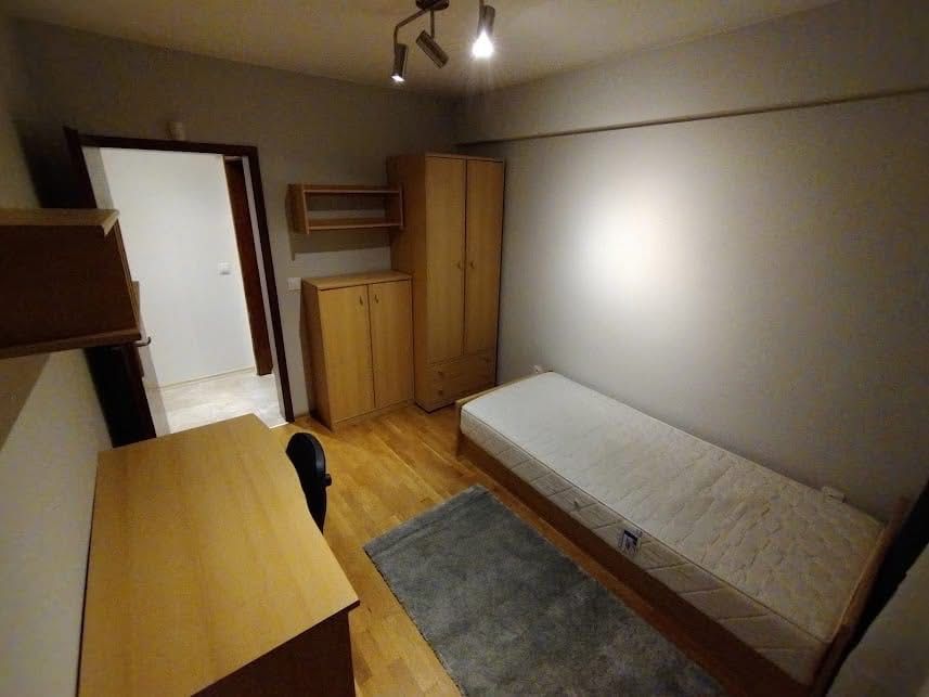 Обзавеждане за стая: легло с матрак, гардеров, шкаф, бюро и етажерки