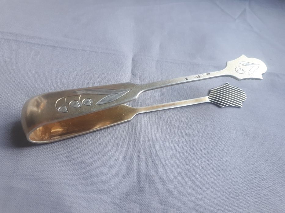 Серебряные щипцы.