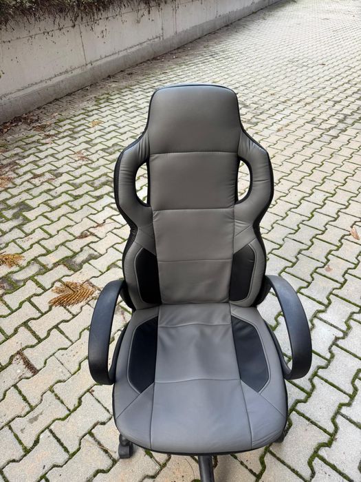 офис стол в сиво и черно