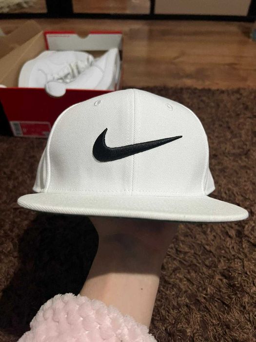 Adidasi Nike Eberon Mid + Sapca Cadou