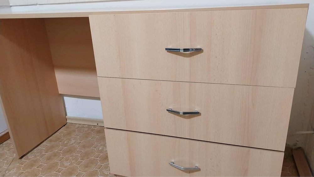 Тоалетка с 3 чекмеджета