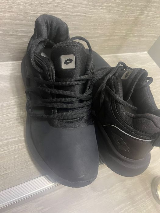 Adidași marca Lotto