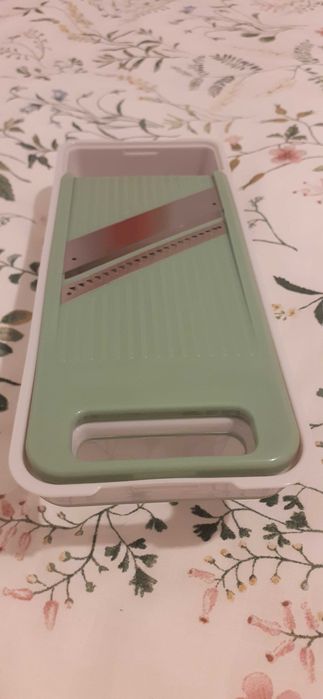 Răzătoare multifuncțională stivuibilă în cutie practică de depozitare