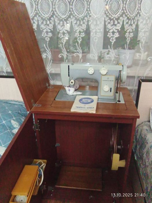 Продам швейную машину "Чайка".