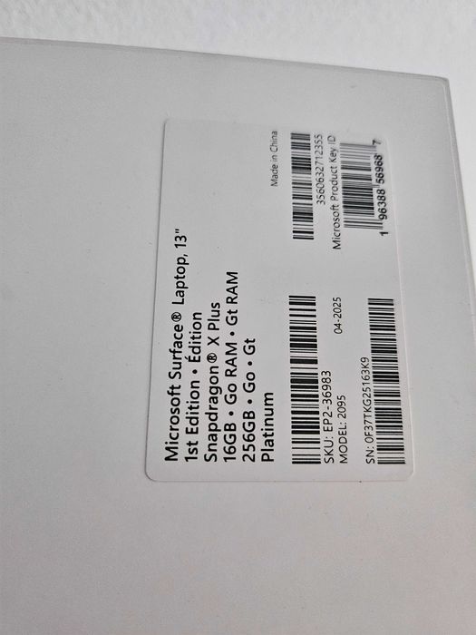 Microsoft Surface x plus snapdragon sigilat la cutie.