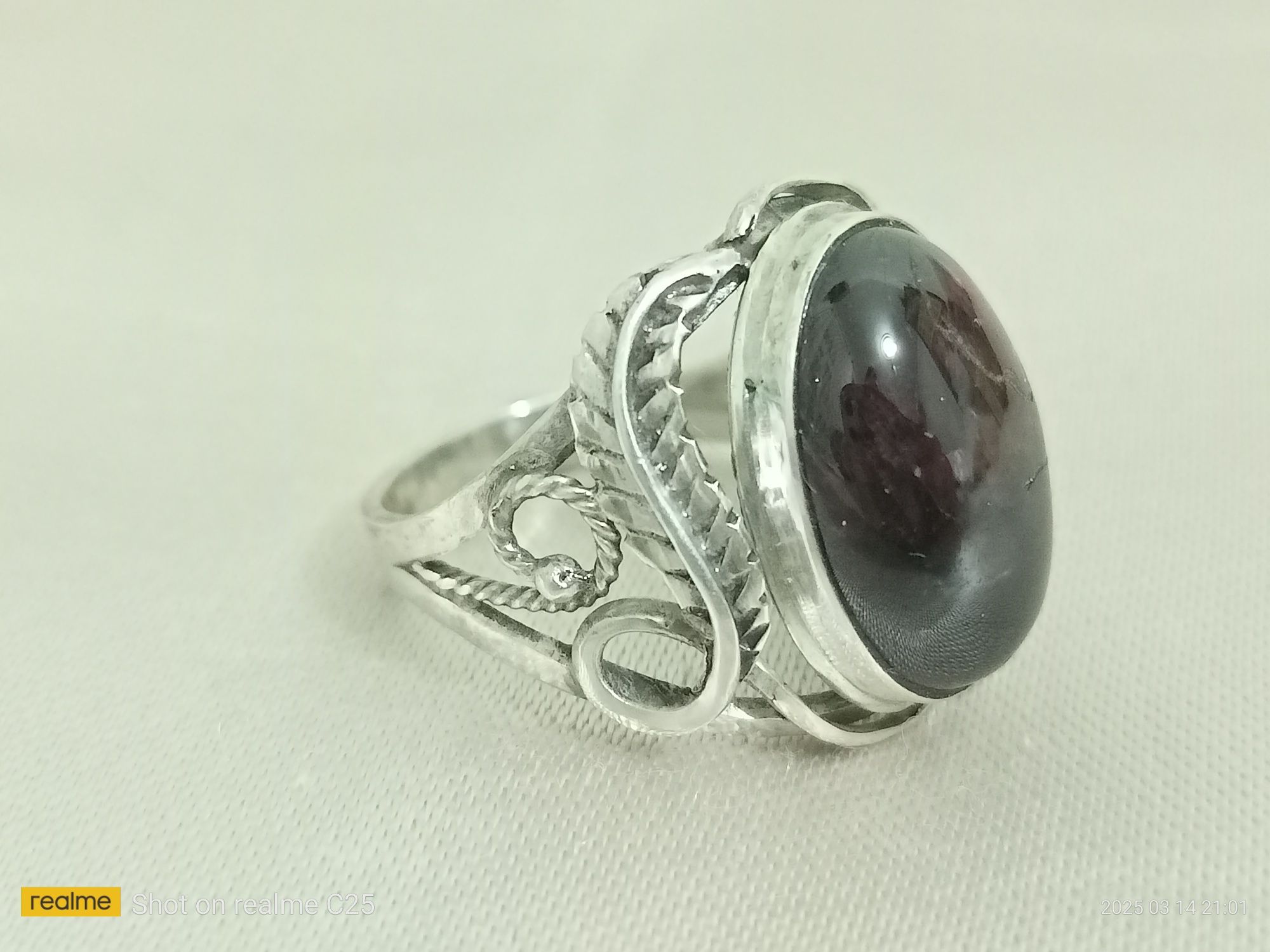 Серебряное кольцо с гранатом.
