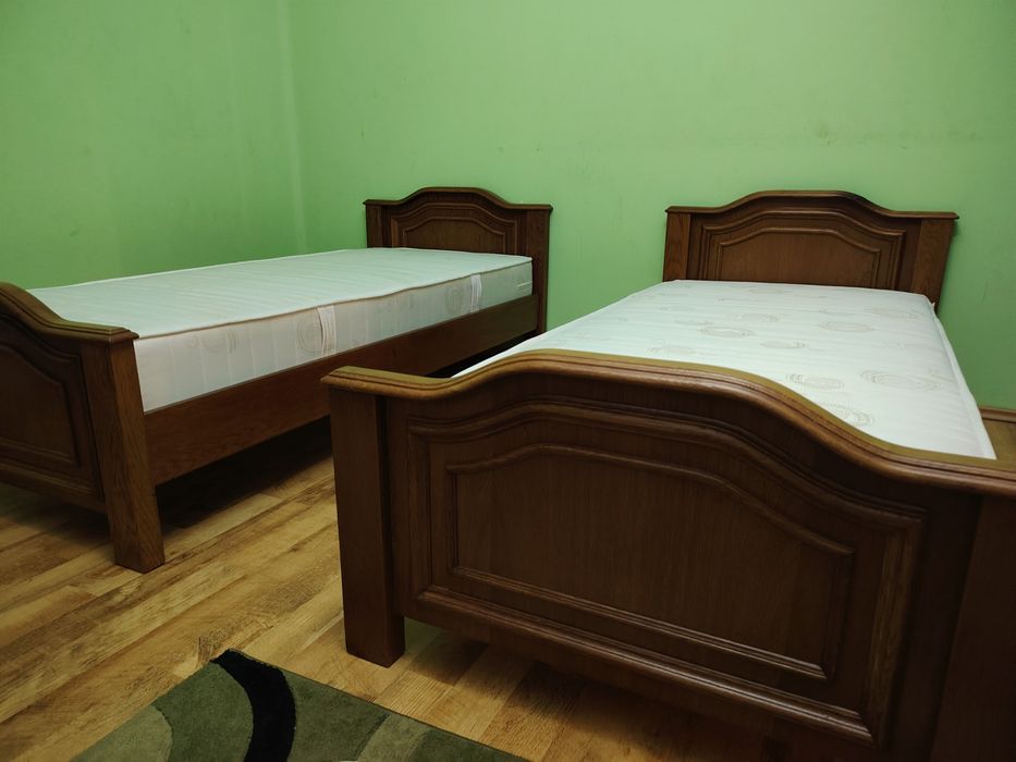 Două cadre de pat din stejar masiv