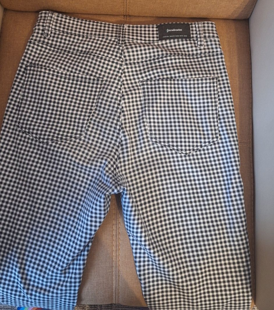 Blugi cu aplicatii sau pantaloni