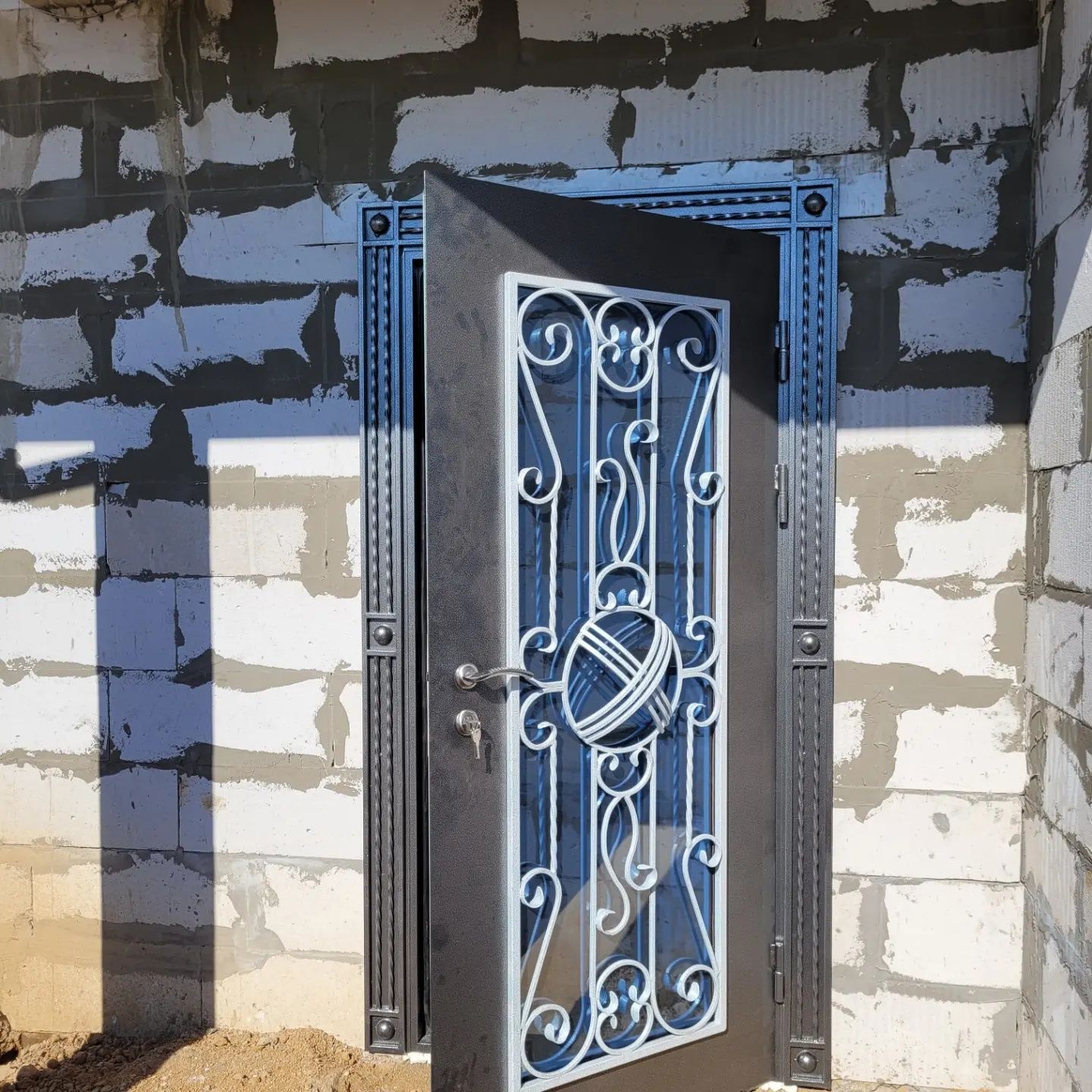 Железные металлические двери на заказ.разных видов и размеров