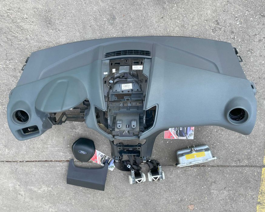 Ford Fiesta MK7 plansa de bord - set centuri de siguranta - kit airbag