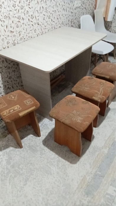 Стол со стульями