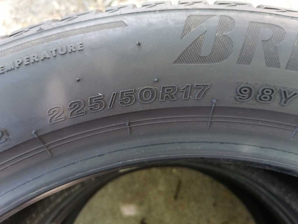 2 бр. Bridgestone 225/50R17 DOT 0422