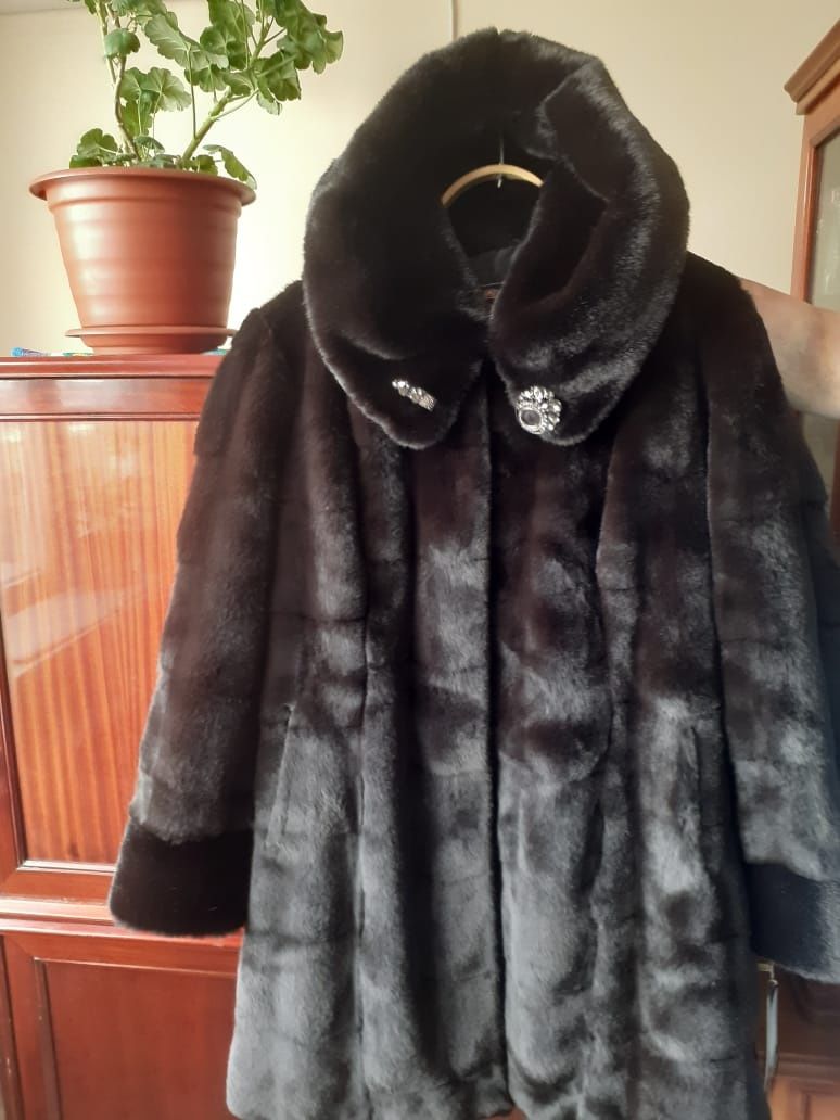 Продам зимнюю женскую шубу