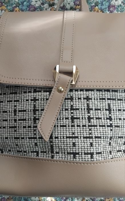 Нова раница в бежаво с принт