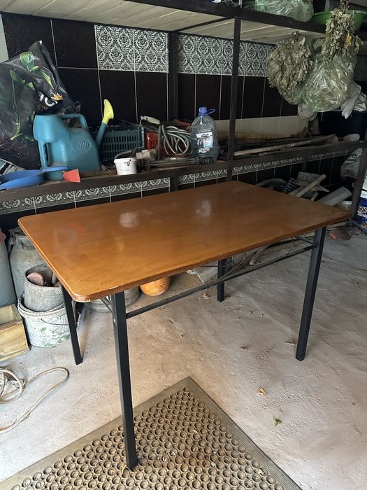 Стол с метталическим каркасом и деревянной столешницей