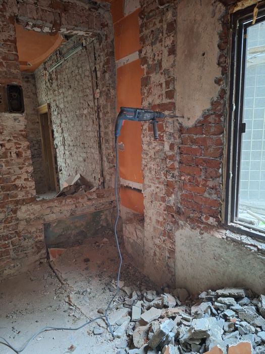 Fac decopertări apartamente case cladiri fațadă gresie demolari zilier