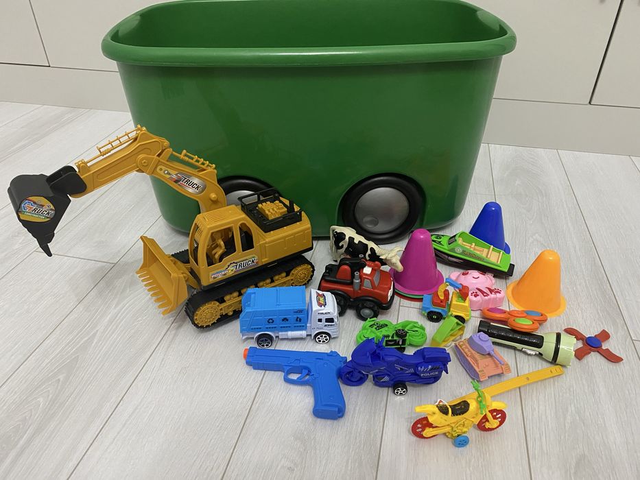 Продам коробку с игрушками