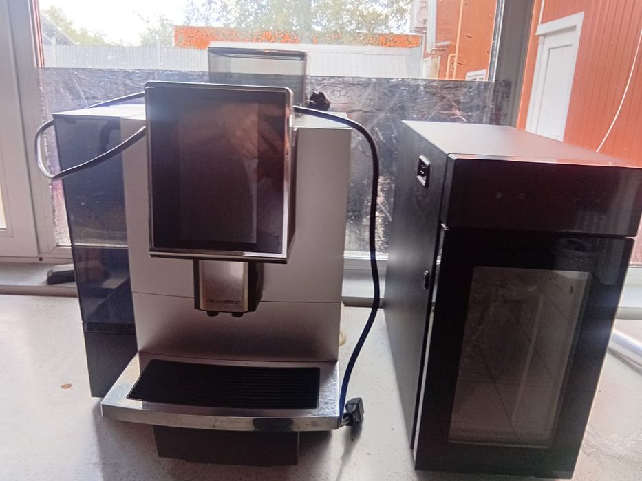 Продаётся кофе машинка Series F11 Вместе с холодильником для молока