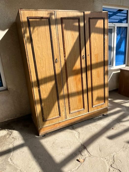 Eski shkaf va parta sotiladi