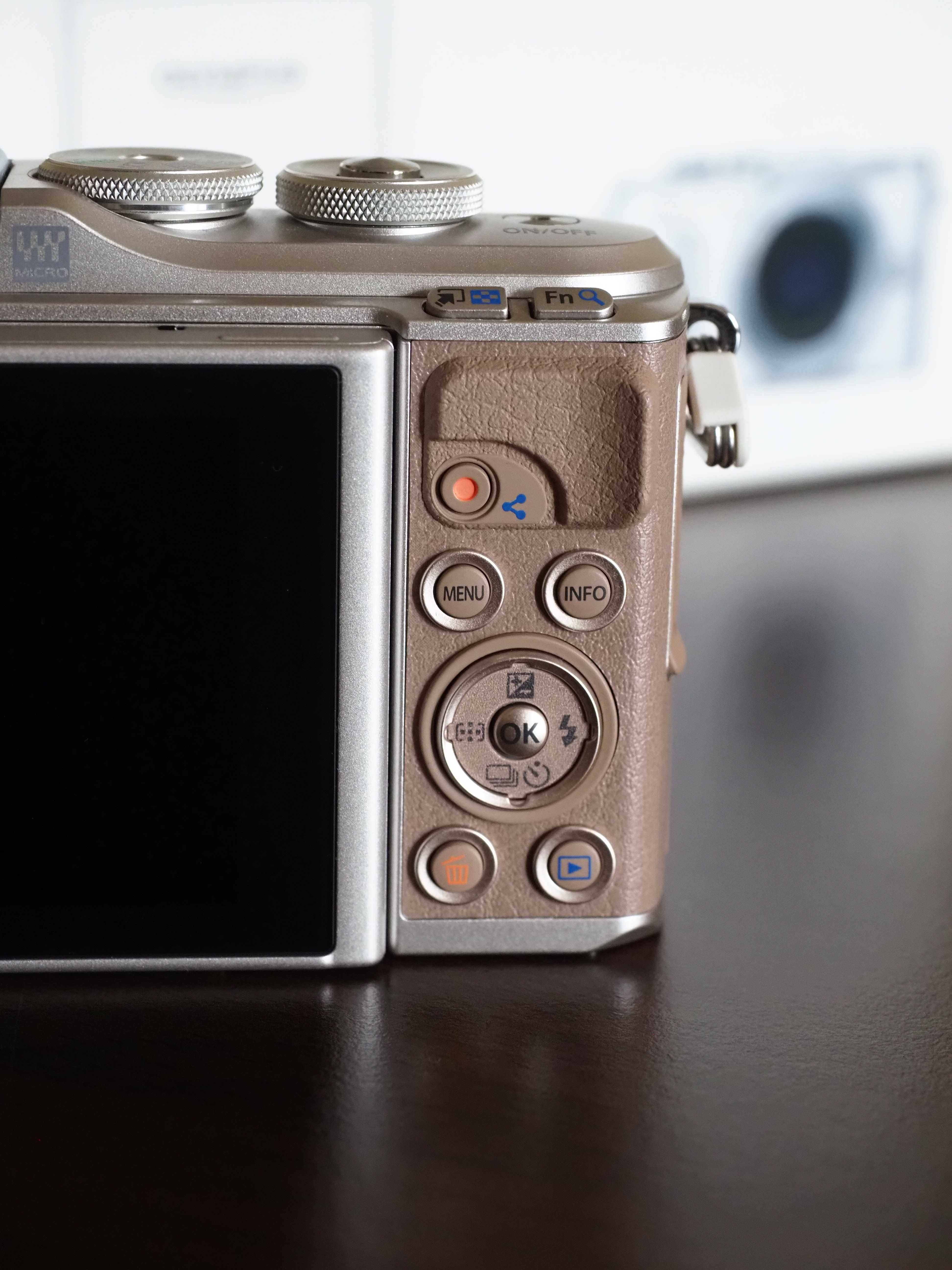 Olympus Pen E-PL10 cu obiectiv 14-42mm EZ, Mirrorless, MFT