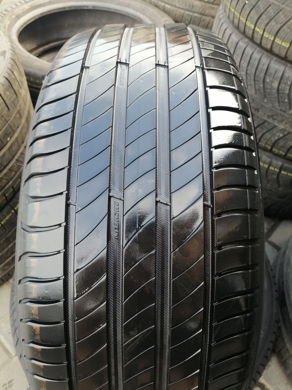 235 45 18 michelin