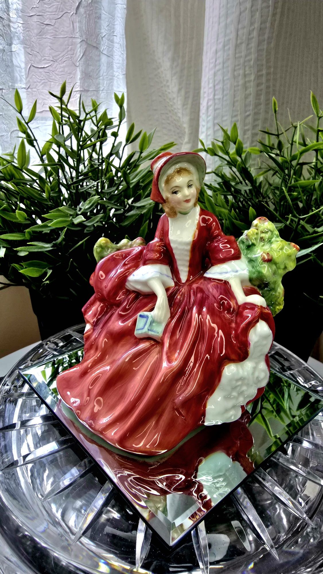 Фигура Royal Doulton Lydia