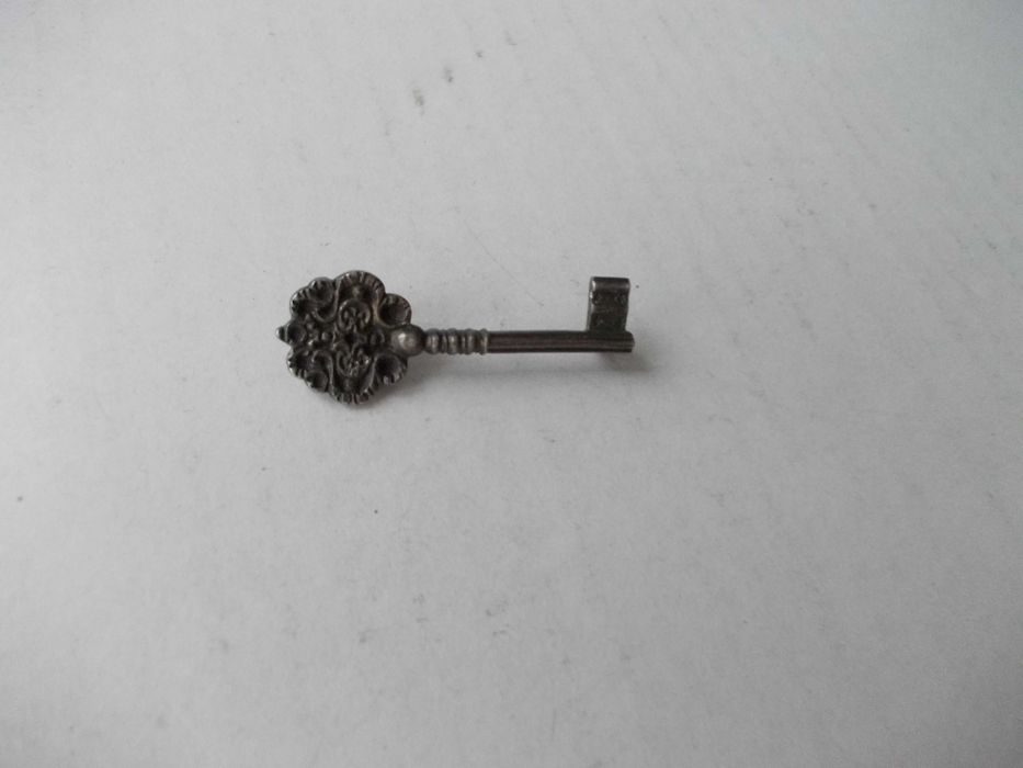 Brosa veche din argint cheie
