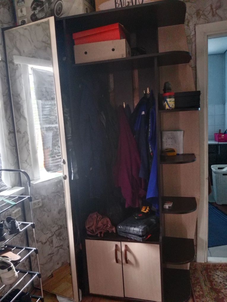 Шкаф в прихожую  продам