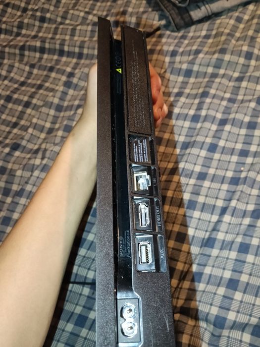 Vând PlayStation 4 perfect funcțional