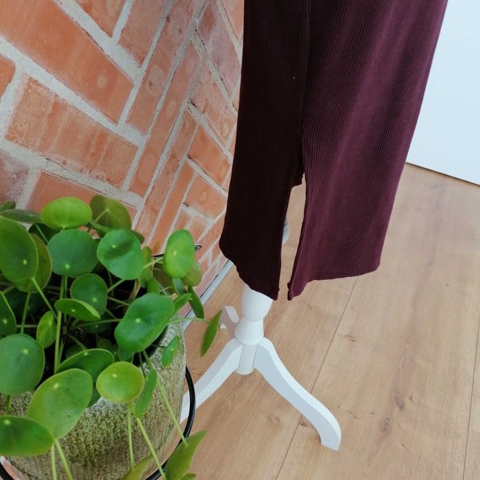 Rochie burgundy tricot - midi cu decupaj lateral