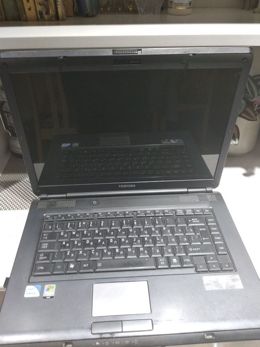 Ноутбук Ташиба, работает только от блока питания, блок питания есть