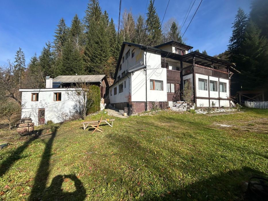 Pensiune cu teren spre vânzare