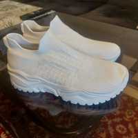 Обувки нови бели