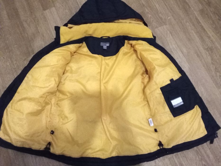 Geaca H&M, marimea 152, unisex, de culoare negra si portocaliu.