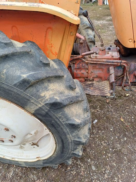 Vând tractor fiat ân 4 cilindri