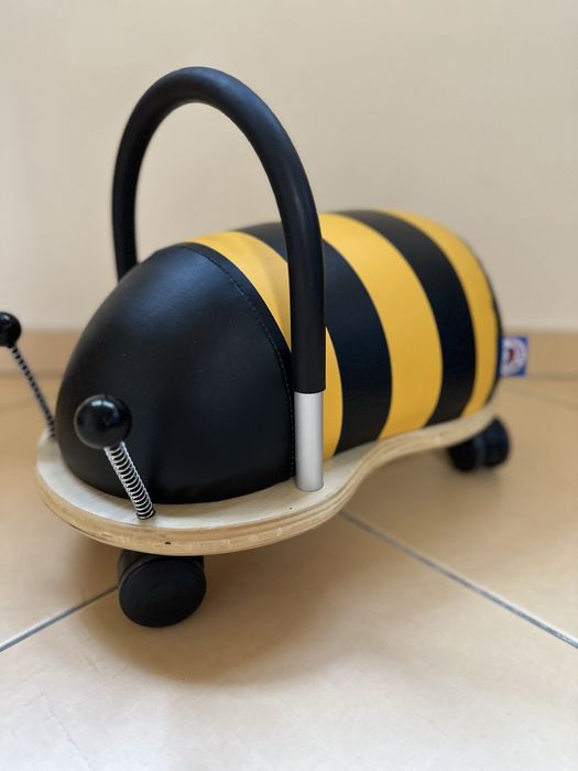 Дървена детска количка за яздене под формата на пчела